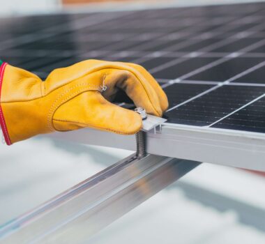 Agrofotovoltaika (někdy také agrovoltaika nebo agrivoltaika) – solární FVE pole - Fotovoltaika a využití zemědělské půdy Agrofotovoltaika (někdy také agrovoltaika nebo agrivoltaika) – solární FVE pole - Fotovoltaika a využití zemědělské půdy