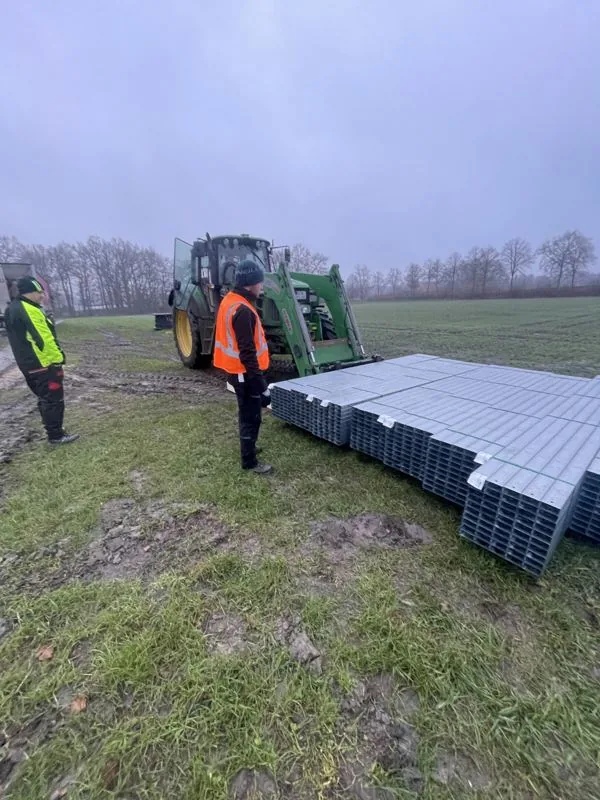 Dodávka fotovoltaických panelů a materiálu na staveniště