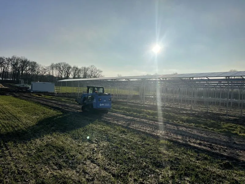 Pohled na agrovoltaické pole Bielefeld při západu slunce