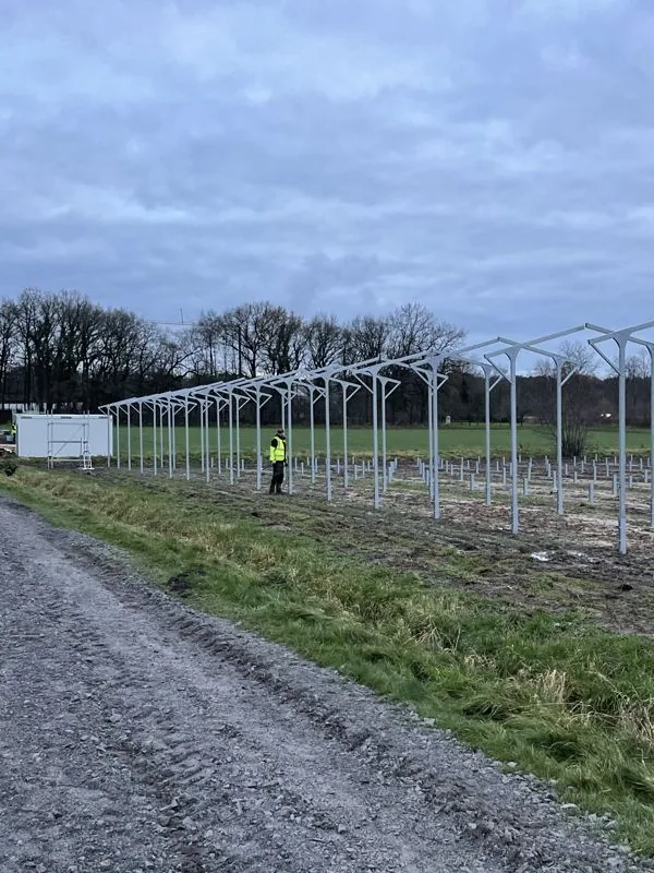 Montáž nosné konstrukce agrovoltaické elektrárny
