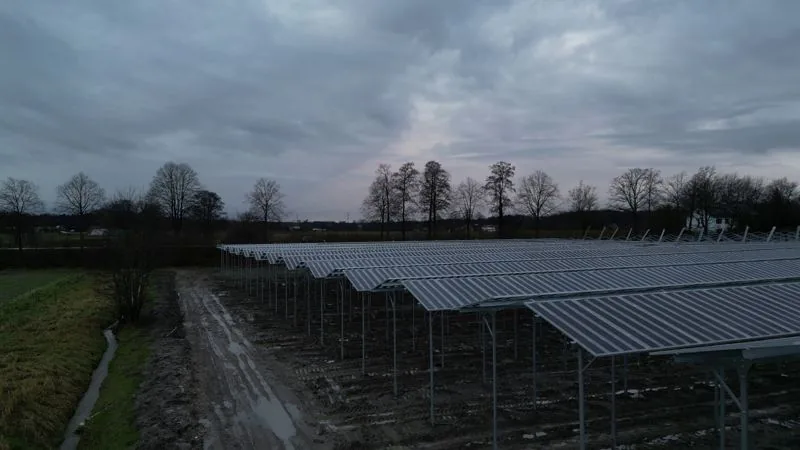 Letecký pohled na agrovoltaickou elektrárnu Bielefeld realizovanou KarmaPower