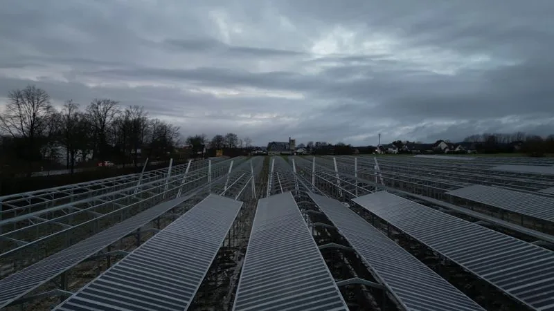 Dron záběr na rozsáhlou agro-FVE instalaci Bielefeld, Německo