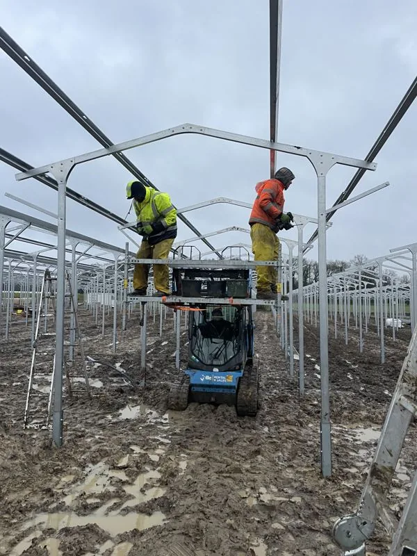 Instalace obloukové nosné konstrukce agrovoltaiky