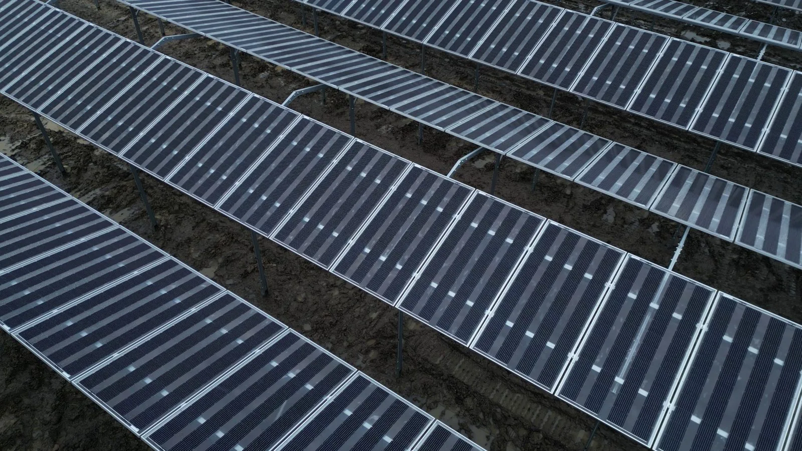 Letecký pohled na dokončené agrovoltaické pole KarmaPower v Bielefeldu