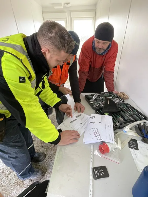 Tým KarmaPower při technickém plánování montáže