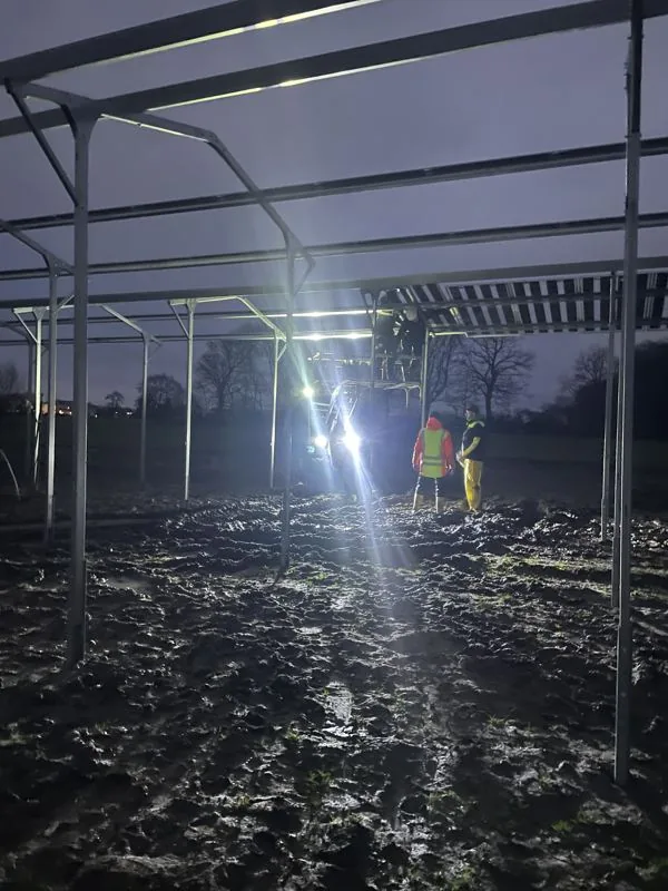 Agrovoltaické pole v protisvětle během realizace