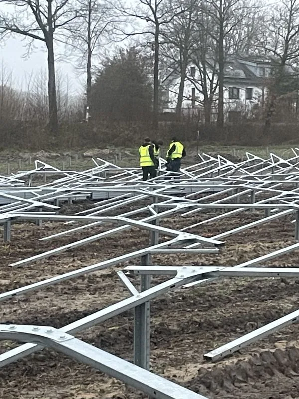 Řady nosných konstrukcí agrovoltaického pole